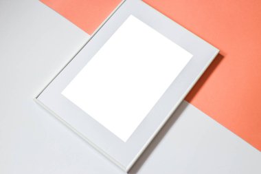 Süslemeli beyaz resim çerçevesi. Fotoğrafın ya da mesajın için hazırlan. Eserlerinizi yerleştirin, baskı sanatı, beyaz arka plan, pastel renk kitabı. Fotogerçekçi 3D çizim. Turuncu ve beyaz arkaplan