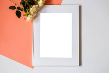 Süslemeli beyaz resim çerçevesi. Fotoğrafın ya da mesajın için hazırlan. Eserlerinizi yerleştirin, baskı sanatı, beyaz arka plan, pastel renk kitabı. Fotogerçekçi 3D çizim. Turuncu ve beyaz arkaplan