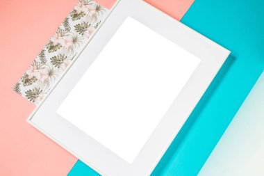 Süslemeli beyaz resim çerçevesi. Fotoğrafın ya da mesajın için hazırlan. Eserlerinizi yerleştirin, baskı sanatı, beyaz arka plan, pastel renk kitabı. Fotoğraf gerçekçi 3d illüstrasyon, pembe ve mavi arkaplan