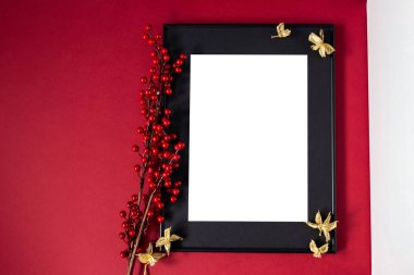 Süslemeli beyaz resim çerçevesi. Fotoğrafın ya da mesajın için hazırlan. Eserlerinizi yerleştirin, baskı sanatı, beyaz arka plan, pastel renk kitabı. Fotogerçekçi 3D çizim. Minimalist Noel iç dekorasyonu