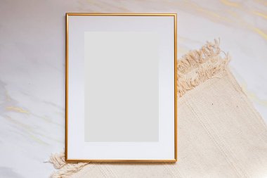 Süslemeli beyaz resim çerçevesi. Fotoğrafın ya da mesajın için hazırlan. Eserlerinizi yerleştirin, baskı sanatı, beyaz arka plan, pastel renk kitabı. Fotoğraf gerçekçi 3D illüstrasyon