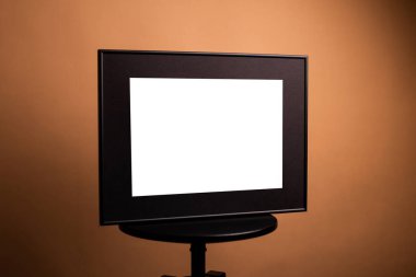 Süslemeli beyaz resim çerçevesi. Fotoğrafın ya da mesajın için hazırlan. Eserlerinizi yerleştirin, baskı sanatı, beyaz arka plan, pastel renk kitabı. Fotoğraf gerçekçi 3D illüstrasyon