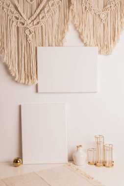 Süslemeli beyaz resim çerçevesi. Fotoğrafın ya da mesajın için hazırlan. Eserlerinizi yerleştirin, baskı sanatı, beyaz arka plan, pastel renk kitabı. Fotogerçekçi 3D çizim. Beyaz Arkaplan, boho