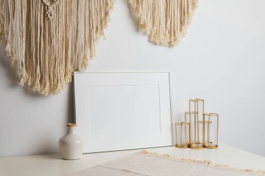 Süslemeli beyaz resim çerçevesi. Fotoğrafın ya da mesajın için hazırlan. Eserlerinizi yerleştirin, baskı sanatı, beyaz arka plan, pastel renk kitabı. Fotogerçekçi 3D çizim. Beyaz Arkaplan, boho