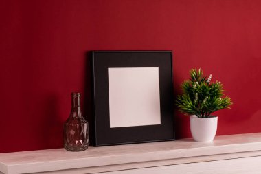 Dekorasyonlu siyah resim çerçevesi. Fotoğrafın ya da mesajın için hazırlan. Eserlerinizi yerleştirin, baskı sanatı, beyaz arka plan, pastel renk kitabı. Fotogerçekçi 3D çizim. Kırmızı arkaplan