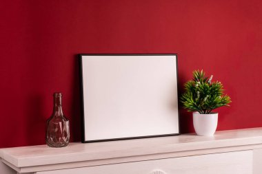 Dekorasyonlu siyah resim çerçevesi. Fotoğrafın ya da mesajın için hazırlan. Eserlerinizi yerleştirin, baskı sanatı, beyaz arka plan, pastel renk kitabı. Fotogerçekçi 3D çizim. Kırmızı arkaplan