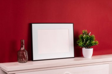 Dekorasyonlu siyah resim çerçevesi. Fotoğrafın ya da mesajın için hazırlan. Eserlerinizi yerleştirin, baskı sanatı, beyaz arka plan, pastel renk kitabı. Fotogerçekçi 3D çizim. Kırmızı arkaplan