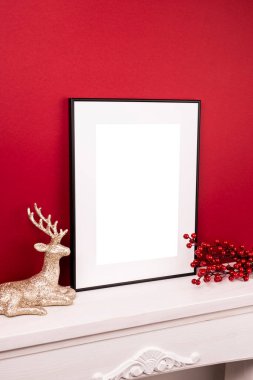 Süslemeli beyaz resim çerçevesi. Fotoğrafın ya da mesajın için hazırlan. Eserlerinizi yerleştirin, baskı sanatı, beyaz arka plan, pastel renk kitabı. Fotogerçekçi 3D çizim. Minimalist Noel dekorasyonu. Kırmızı arkaplan