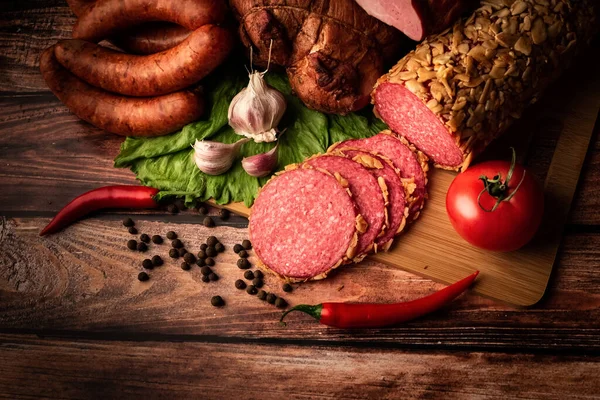 Carne Ahumada Rodajas Sobre Una Mesa Madera Con Adición Hierbas —  Fotos de Stock