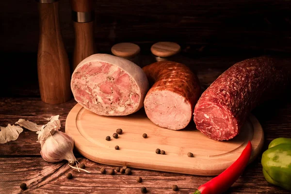 Carne Tavolo Legno Con Aggiunta Erbe Fresche Spezie Aromatiche Prodotto — Foto Stock