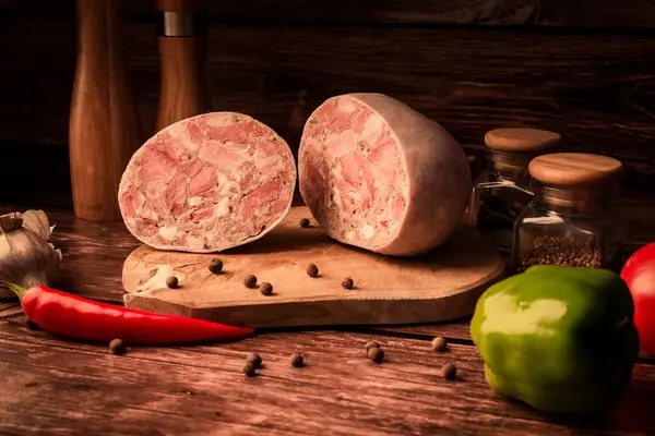 Carne Tavolo Legno Con Aggiunta Erbe Fresche Spezie Aromatiche Prodotto — Foto Stock