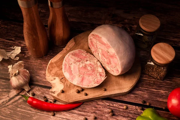 Carne Tavolo Legno Con Aggiunta Erbe Fresche Spezie Aromatiche Prodotto — Foto Stock