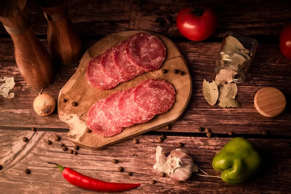Carne Affumicata Affettata Tavolo Legno Con Aggiunta Erbe Fresche Spezie — Foto Stock