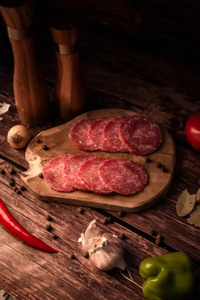 Carne Affumicata Affettata Tavolo Legno Con Aggiunta Erbe Fresche Spezie — Foto Stock