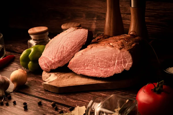Carne Uma Mesa Madeira Com Adição Ervas Frescas Temperos Aromáticos — Fotografia de Stock