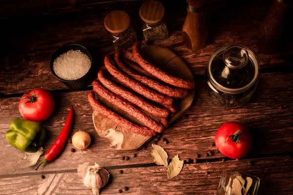 Vista Dall Alto Salsiccia Uno Sfondo Legno Salsiccia Carne Tradizionale — Foto Stock
