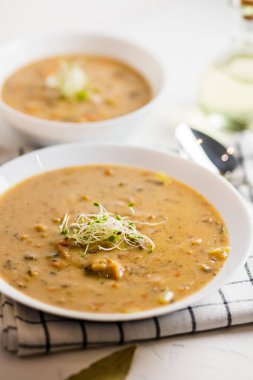 Siyah masa üzerinde taze ve kurutulmuş mantarlı mantar çorbası.