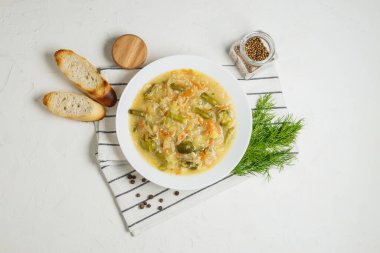 Siyah masada taze sebze çorbası. Bir kase ev yapımı sebzeli çorba..