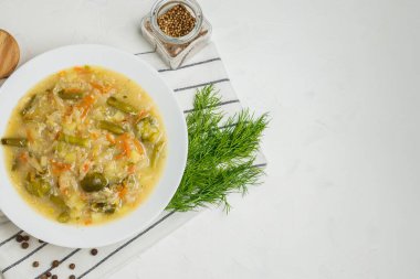 Siyah masada taze sebze çorbası. Bir kase ev yapımı sebzeli çorba..