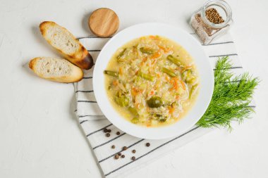 Siyah masada taze sebze çorbası. Bir kase ev yapımı sebzeli çorba..