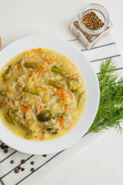 Siyah masada taze sebze çorbası. Bir kase ev yapımı sebzeli çorba..