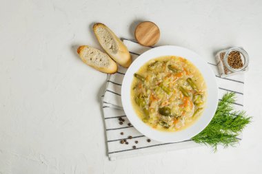Siyah masada taze sebze çorbası. Bir kase ev yapımı sebzeli çorba..