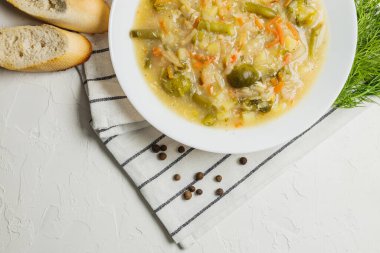 Siyah masada taze sebze çorbası. Bir kase ev yapımı sebzeli çorba..