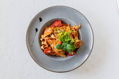 Domates, fesleğen ve parmesanlı geleneksel İtalyan makarnası. Fotokopi alanı olan en üst görüntü