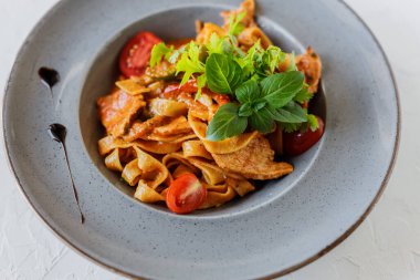 Domates, fesleğen ve parmesanlı geleneksel İtalyan makarnası. Fotokopi alanı olan en üst görüntü