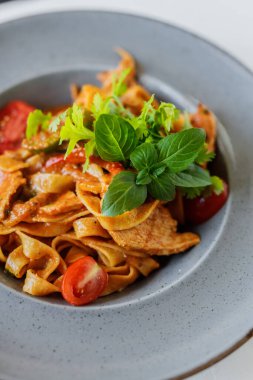 Domates, fesleğen ve parmesanlı geleneksel İtalyan makarnası. Fotokopi alanı olan en üst görüntü