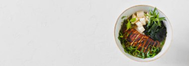 Çorba miso shiru. Tofu, noodle, wakame, beyaz arka plan, tavuk