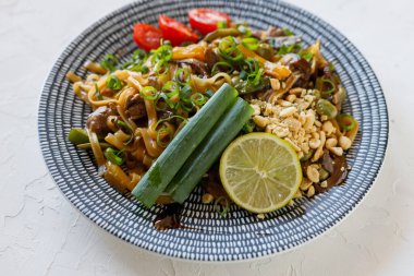 Biftekli Asya eriştesi, domates, beyaz arka plan