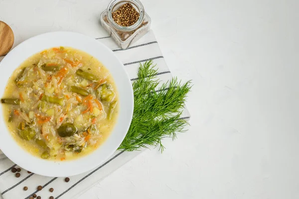 Siyah masada taze sebze çorbası. Bir kase ev yapımı sebzeli çorba..