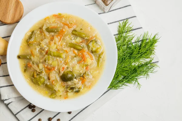 Siyah masada taze sebze çorbası. Bir kase ev yapımı sebzeli çorba..