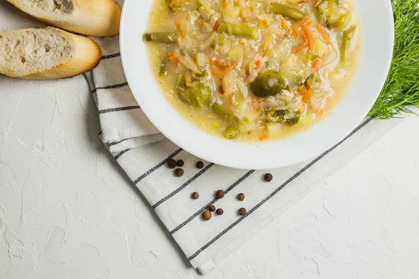 Siyah masada taze sebze çorbası. Bir kase ev yapımı sebzeli çorba..