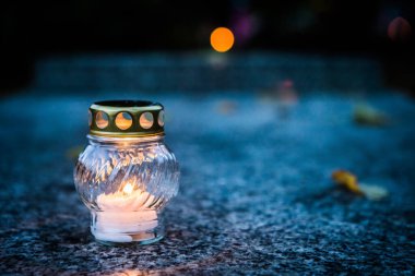 Polonya 'da Azizler Günü' nde mezarlıkta renkli mumlar. Polonya Azizler Günü 'nde mezarlıkta renkli mumlar.