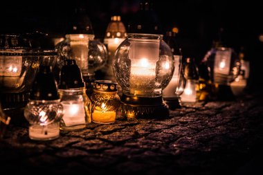 Polonya 'da Azizler Günü' nde mezarlıkta renkli mumlar. Polonya Azizler Günü 'nde mezarlıkta renkli mumlar.