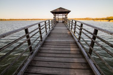 Resim bir gözlem kulesini gösteriyor.. 