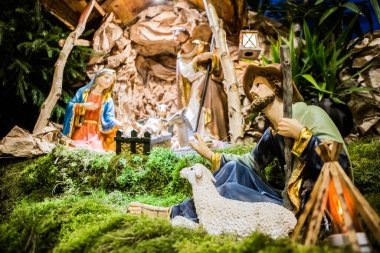 İsa 'nın Doğumu Sahnesi ışık ışınlarıyla güçlendirildi. Maria, Jospeh ve İsa. Noel geliyor. 