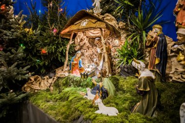 İsa 'nın Doğumu Sahnesi ışık ışınlarıyla güçlendirildi. Maria, Jospeh ve İsa. Noel geliyor. 