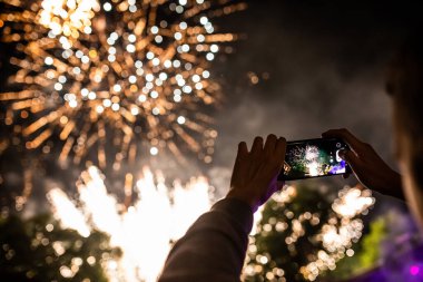 Cep telefonu ile havai fişek fotoğraf çekmek