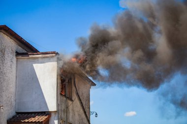 İtfaiyeciler yangını söndürüyor.