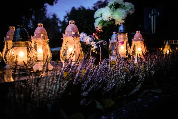 Färgglada Ljus Kyrkogården Alla Helgons Dag Polen Färgglada Ljus Kyrkogården — Stockfoto