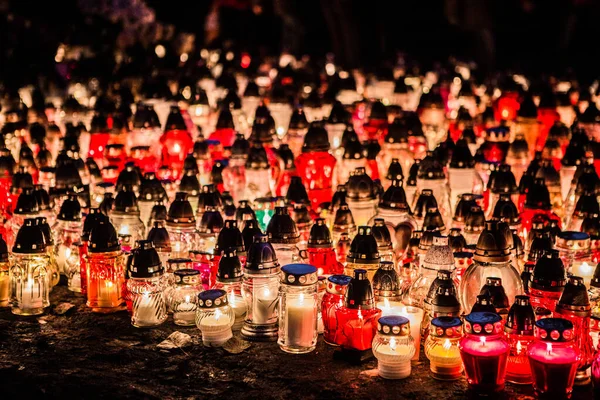 在波兰的圣日上 墓地上的彩灯 波兰万圣日坟场上的彩灯 — 图库照片