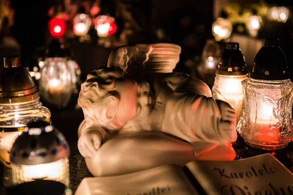 在波兰的圣日上 墓地上的彩灯 波兰万圣日坟场上的彩灯 — 图库照片