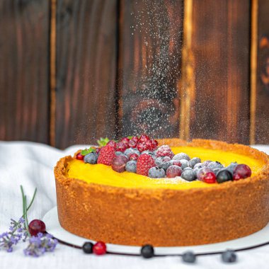 Böğürtlenli ev yapımı kek.