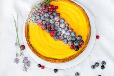 Taze çilek ve meyveli ev yapımı balkabağı turtası.