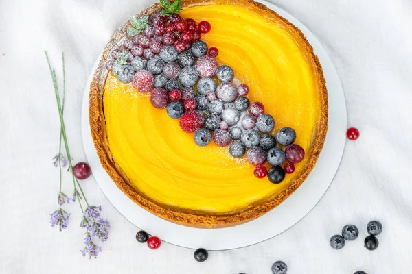 Taze çilek ve meyveli ev yapımı balkabağı turtası.