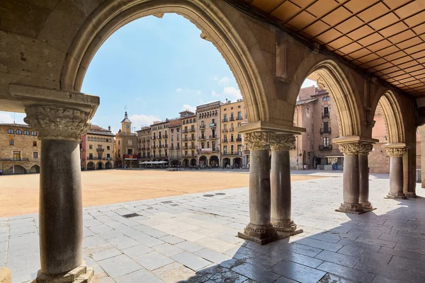 Plaza Vic Emberek Nélkül Katalóniában Spanyolországban Egyik Árkádos Tornyon Keresztül — Stock Fotó