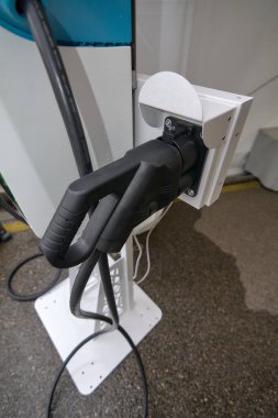 Elektro benzin istasyonu bağlantısına yakın çekim. 0 CO2 emisyonlu elektrikli araçlar vasıtasıyla çevrenin korunması lehine teknoloji kavramı.